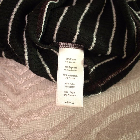 Bundle ✨2/$15 Crop Top | Low Cut V-Neck Crop Top - Picture 5 of 5